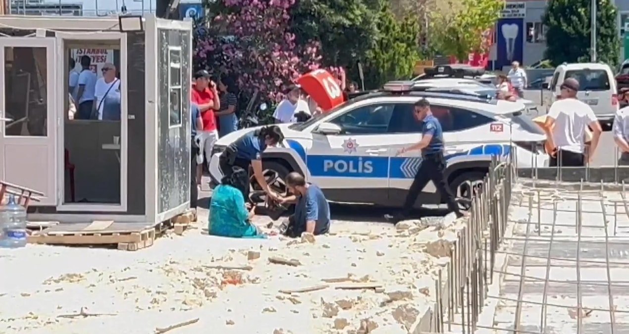 İstanbul’da araba yayaların ortasına daldı: Yaralılar var