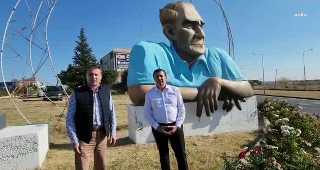 Tartışmalı Atatürk rölyefi gitti, anıt geldi