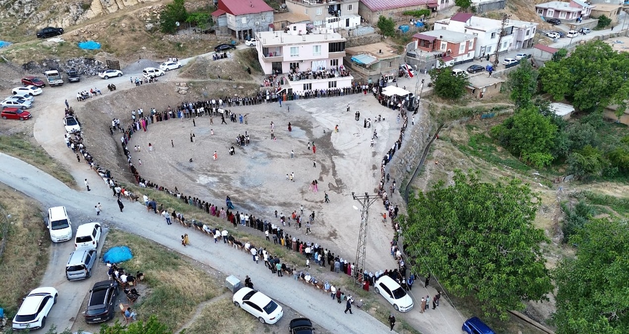 Bu türlü düğün görülmedi: 2 gün 2 gece sürdü… Halay zinciri oluştu