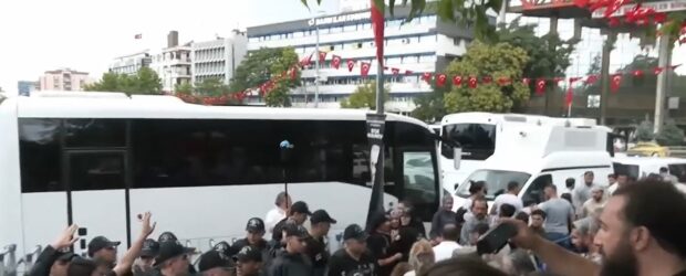 Meclis önünde hayvan hakları savunucularına polis müdahalesi