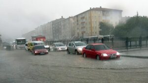 Şiddetli yağmur caddeleri göle çevirdi