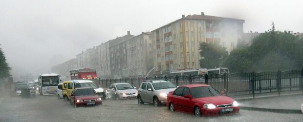Şiddetli yağmur caddeleri göle çevirdi