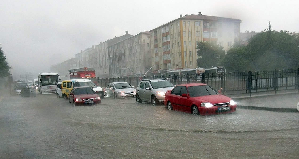 Şiddetli yağmur caddeleri göle çevirdi